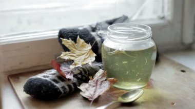 Limonlu çay potu daimi bir ahşap stand çiftleri geliyor