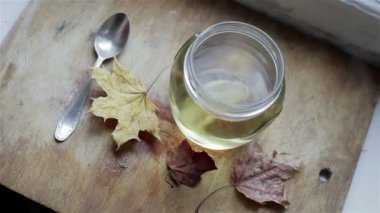 Limonlu çay potu daimi bir ahşap stand çiftleri geliyor