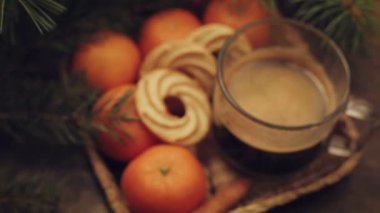 Mandalina ve tarçın sopa, vintage ahşap arka plan üzerinde Aydınlatılmış ışıltı