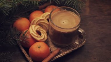 Mandalina ve tarçın sopa, vintage ahşap arka plan üzerinde Aydınlatılmış ışıltı