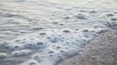 Kumlu sahilde denizin yumuşak dalgası