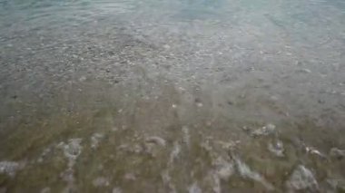 Kumlu sahilde denizin yumuşak dalgası