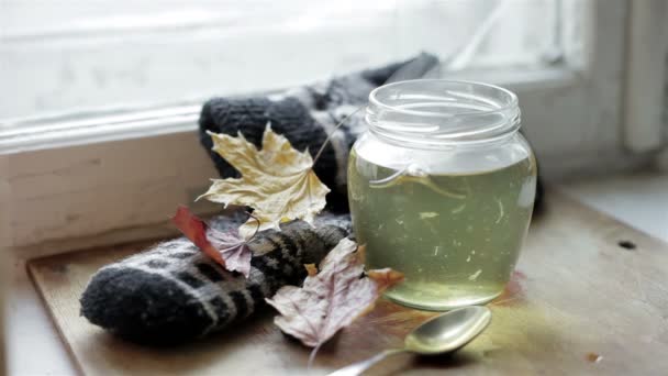 Té de limón en la olla de pie en un soporte de madera viene pares — Vídeos de Stock