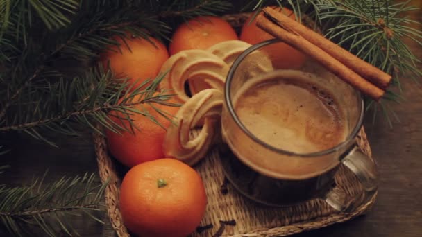 Mandarinen und Zimtstange, entzündete Wunderkerze auf Vintage-Holzgrund — Stockvideo
