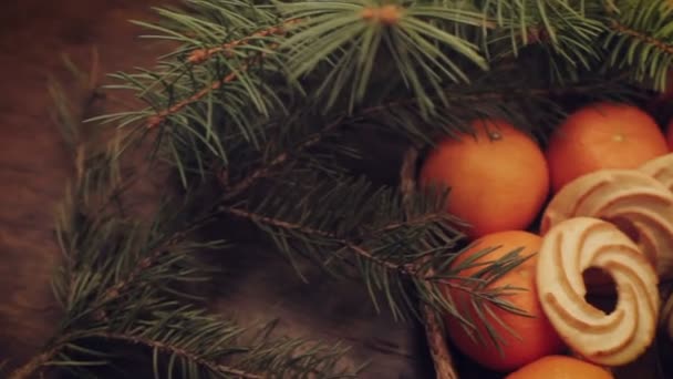 Tangeriner och kanelstång, lit tomtebloss på Vintage trä bakgrund — Stockvideo