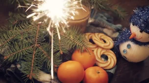 Tangerinas e pau de canela, sparkler iluminado no fundo de madeira vintage — Vídeo de Stock