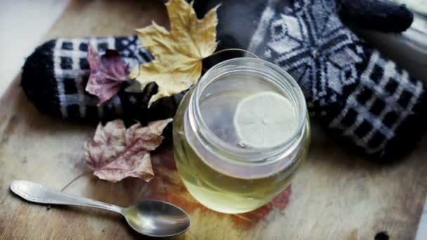 Té de limón en la olla de pie en un soporte de madera viene pares — Vídeos de Stock