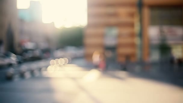 Gün batımı ile şehir içinde yol — Stok video