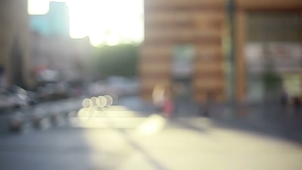 Carretera en la ciudad con puesta de sol — Vídeos de Stock