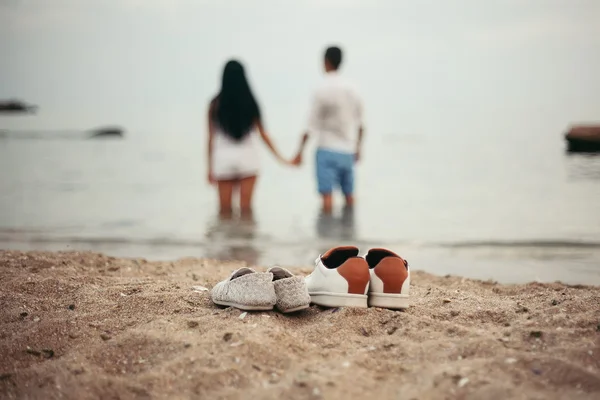 Две пары обуви на пляже — стоковое фото