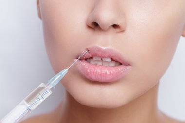 Çekici genç kadın kozmetik enjeksiyon alır