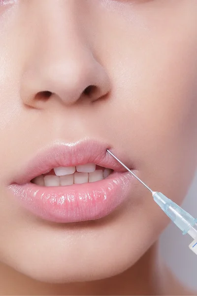 Aantrekkelijke jonge vrouw krijgt cosmetische injectie — Stockfoto