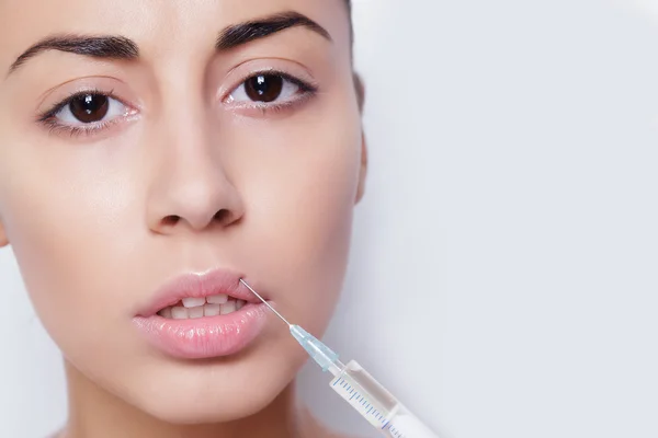 Aantrekkelijke jonge vrouw krijgt cosmetische injectie — Stockfoto