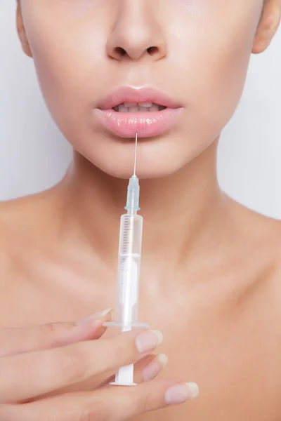 Aantrekkelijke jonge vrouw krijgt cosmetische injectie — Stockfoto