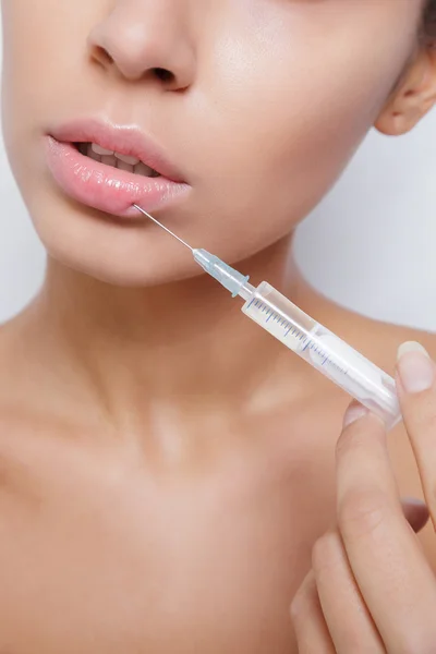 Aantrekkelijke jonge vrouw krijgt cosmetische injectie — Stockfoto