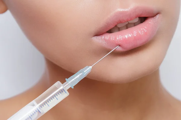 Aantrekkelijke jonge vrouw krijgt cosmetische injectie — Stockfoto