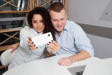 Deskoffice otururken selfie smartphone alarak iş adamları gülümseyen