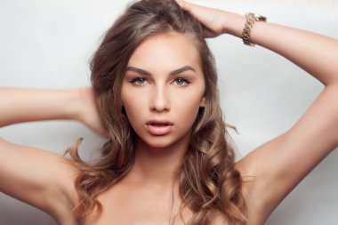 Vogue stilini güzel narin kadın portresi
