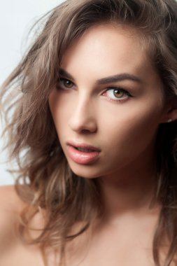 Vogue stilini güzel narin kadın portresi