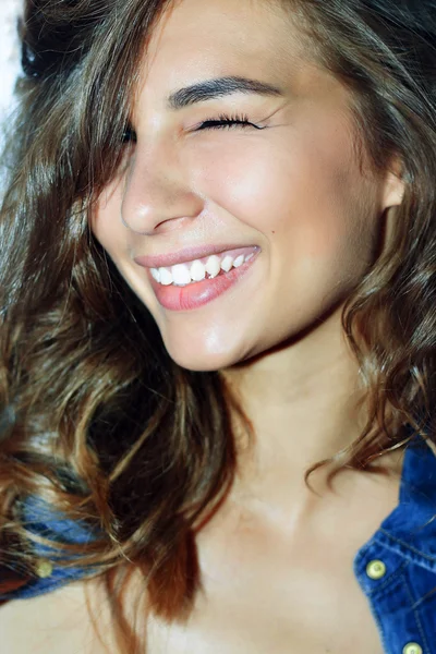 Όμορφη γυναίκα πρόσωπο. τέλειο toothy χαμόγελο — Φωτογραφία Αρχείου