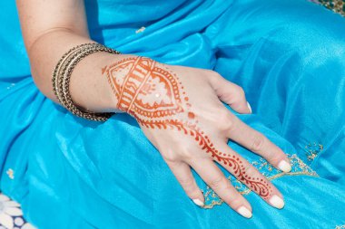 Indian pattern on the hand, henna. INDIAN NATIONAL COSTUME