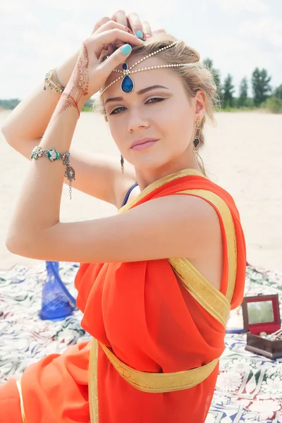 Beauty Indian woman portrait blonde Hindu  Traditions — Stockfoto