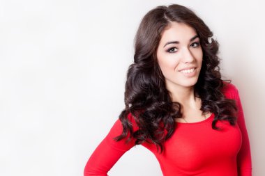 uzun kıvırcık kumral kırmızı elbise ile genç gülümseyen kadın