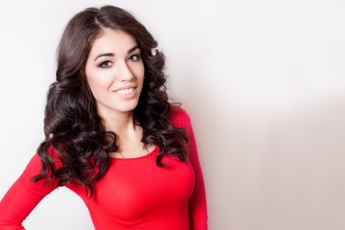 uzun kıvırcık kumral kırmızı elbise ile genç gülümseyen kadın