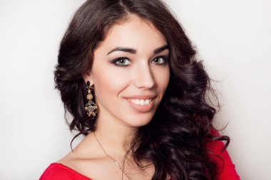 uzun kıvırcık kumral kırmızı elbise ile genç gülümseyen kadın