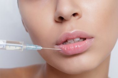 Çekici genç kadın kozmetik enjeksiyon alır