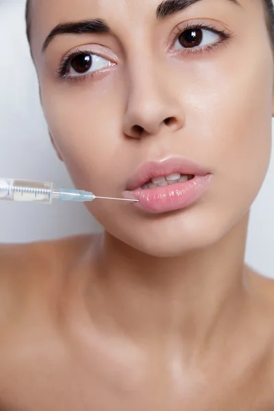 Aantrekkelijke jonge vrouw krijgt cosmetische injectie — Stockfoto