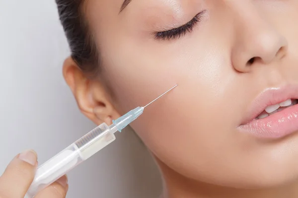 Aantrekkelijke jonge vrouw krijgt cosmetische injectie — Stockfoto