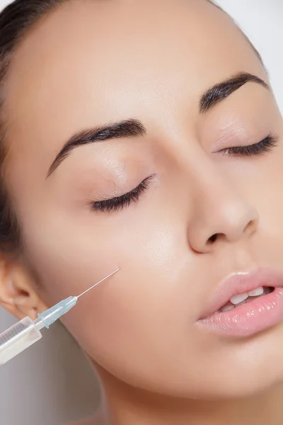 Aantrekkelijke jonge vrouw krijgt cosmetische injectie — Stockfoto