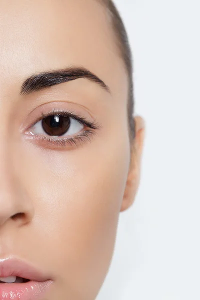 Hermosa mujer de media cara primer plano estudio en blanco — Foto de Stock