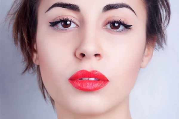 Primer plano retrato morena mujer con labios rojos — Foto de Stock