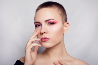 Güzel yüz genç kadın temiz taze ten yakın çekim 