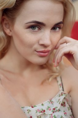 mutlu gülümseyen güzel sarışın kadın portre mavi gözlü