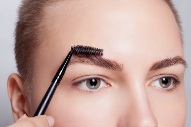 genç esmer kısa saç kadın makyajlı. Kız kozmetik. 