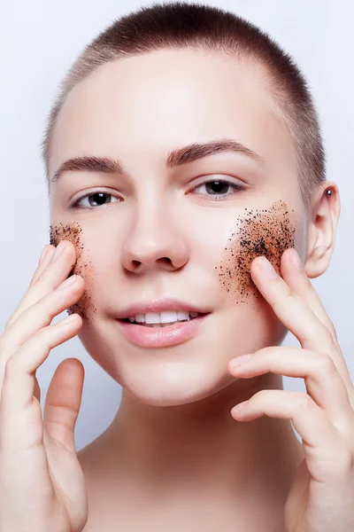 Smiling woman with cleans the skin coffee skrub — Stock Photo, Image