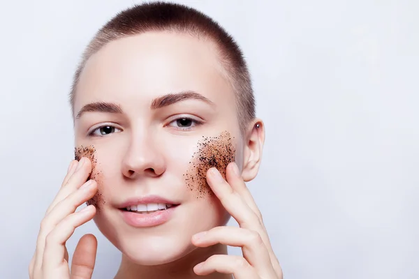 Smiling woman with cleans the skin coffee skrub — Stock Photo, Image