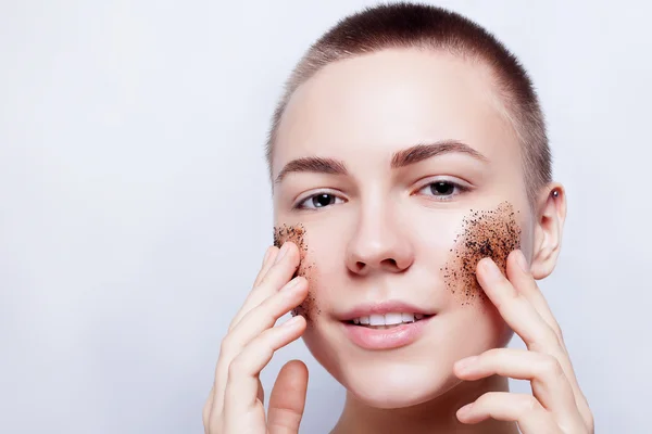 Smiling woman with cleans the skin coffee skrub — Stock Photo, Image