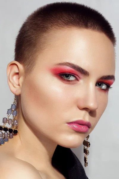 Красива модель моди Жінка брюнетка коротке волосся і червоні повіки — стокове фото
