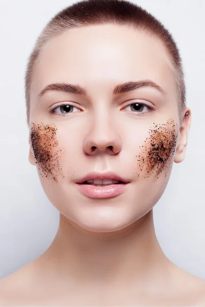 Smiling woman with cleans the skin coffee skrub — Stock Photo, Image