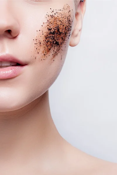 Smiling woman with cleans the skin coffee skrub — Stock Photo, Image