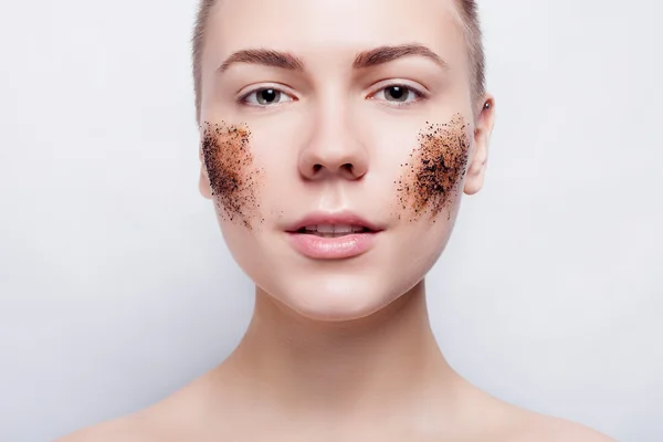 Smiling woman with cleans the skin coffee skrub — Stock Photo, Image