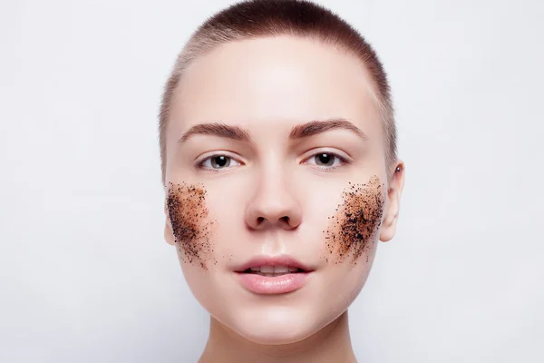 Mulher sorridente com limpa o skrub de café da pele — Fotografia de Stock