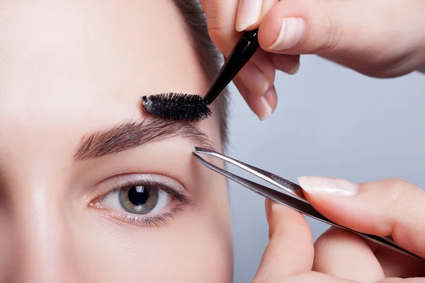 Junge Brünette mit kurzen Haaren Frau Make-up. Mädchen kosmetisch. — Stockfoto