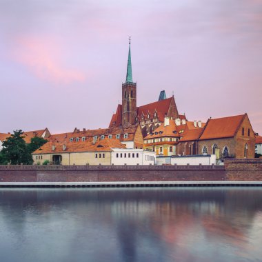 Wroclaw Tumski Adası canlı günbatımı