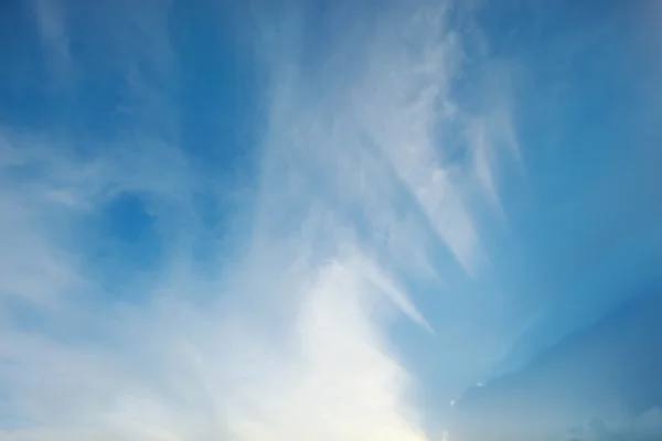 Fondo del cielo con una bonita nube puesta de sol — Foto de Stock