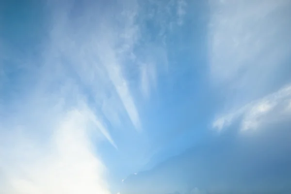 Fondo del cielo con una bonita nube puesta de sol — Foto de Stock